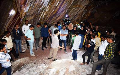 آشنایی عملی با طولانی ترین غار نمکی جهان در روز «غار پاک»