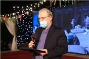 اهدای جایزه ویژه و نشان شانزدهمین جشنواره فیلم مقاومت به وزیر بهداشت